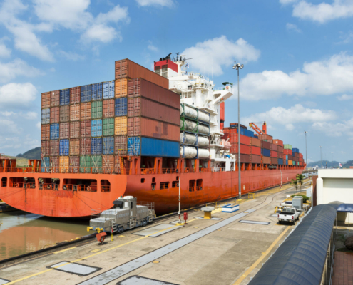 Cargo ship in the Miraflores Locks in the Panama Canal, in Panama Panama Container Schiff scaled 1