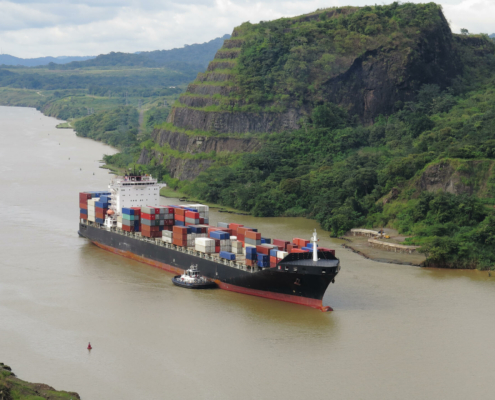Cargo ship crossing Panama canal Panama Kanal Weit braun scaled 1