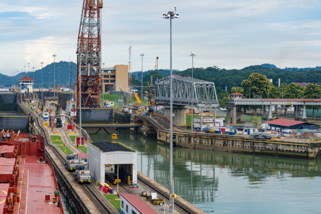 Locks in Panama canal Transport nach Panama scaled 1