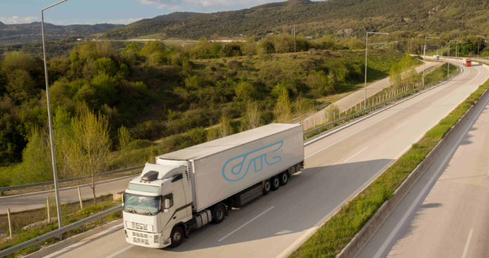 LKW-Transporte mit Sattelzugmaschine. Speiditon OTC Global verwendet Für den Landtransport diverse Fahrzeuge