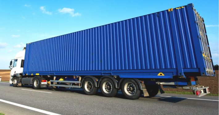 LKW-Transport mit Container LKW auf Chassis. Landtransport kombiniert mit Seefracht ist ein multimodaler Transport.