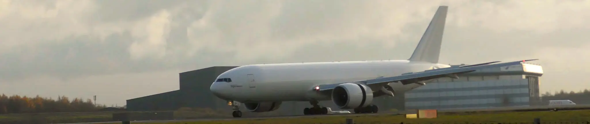 Frachtflugzeug - Luftfracht aus Dubai Luftfracht Dubai - Luftfracht für Paletten, Kisten, Sperrgut und Gefahrengut. Ablauf der Luftfracht nach Dubai mit Zollabwicklung. Was sind die Einfuhrbestimmungen bei Luftfracht nach Dubai?